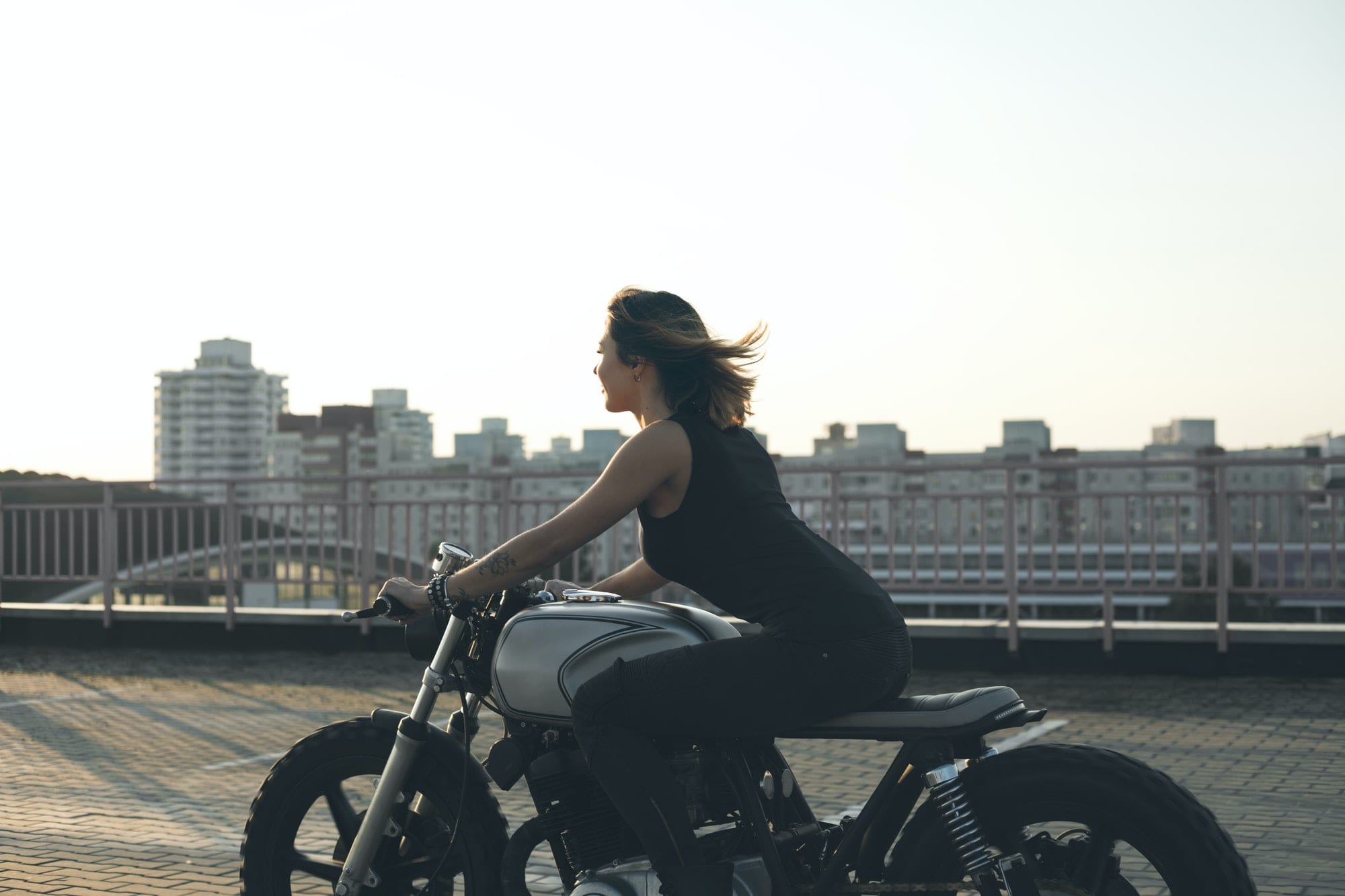 https://cleverseguros.co/wp-content/uploads/2020/06/biker-woman-on-motorcycle.jpg