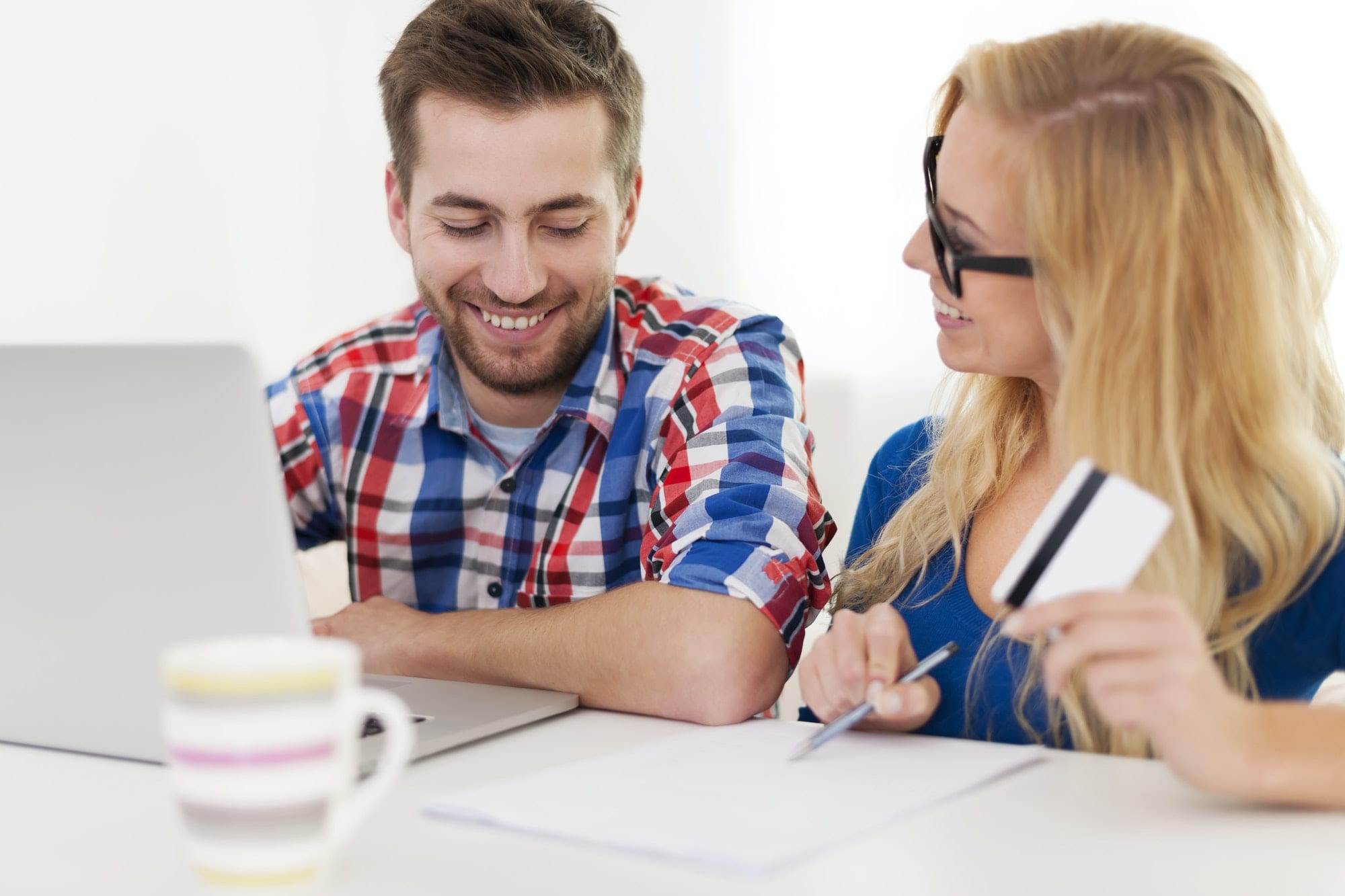 https://cleverseguros.co/wp-content/uploads/2020/06/couple-paying-bills-by-credit-card.jpg