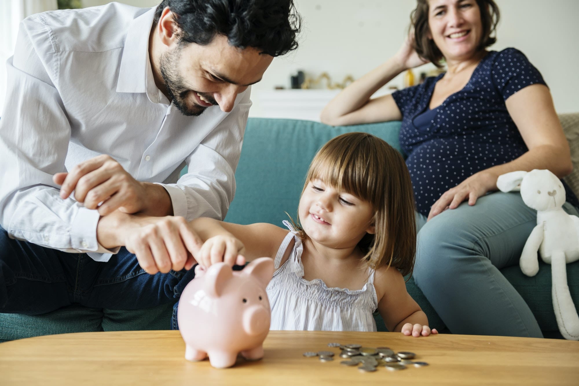 https://cleverseguros.co/wp-content/uploads/2020/06/family-saving-money-in-piggy-bank.jpg