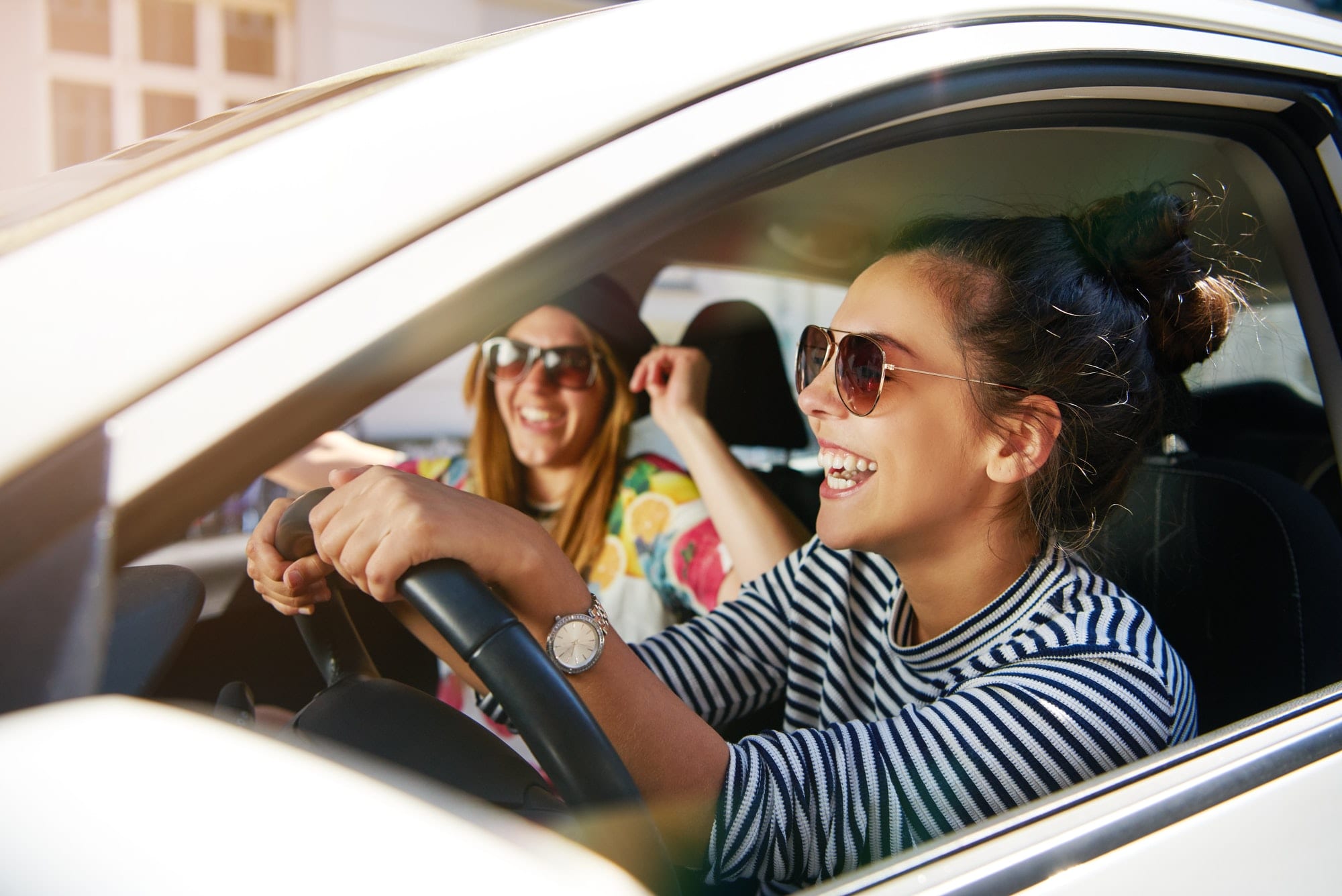 https://cleverseguros.co/wp-content/uploads/2020/06/laughing-young-girlfriends-traveling-in-a-car.jpg