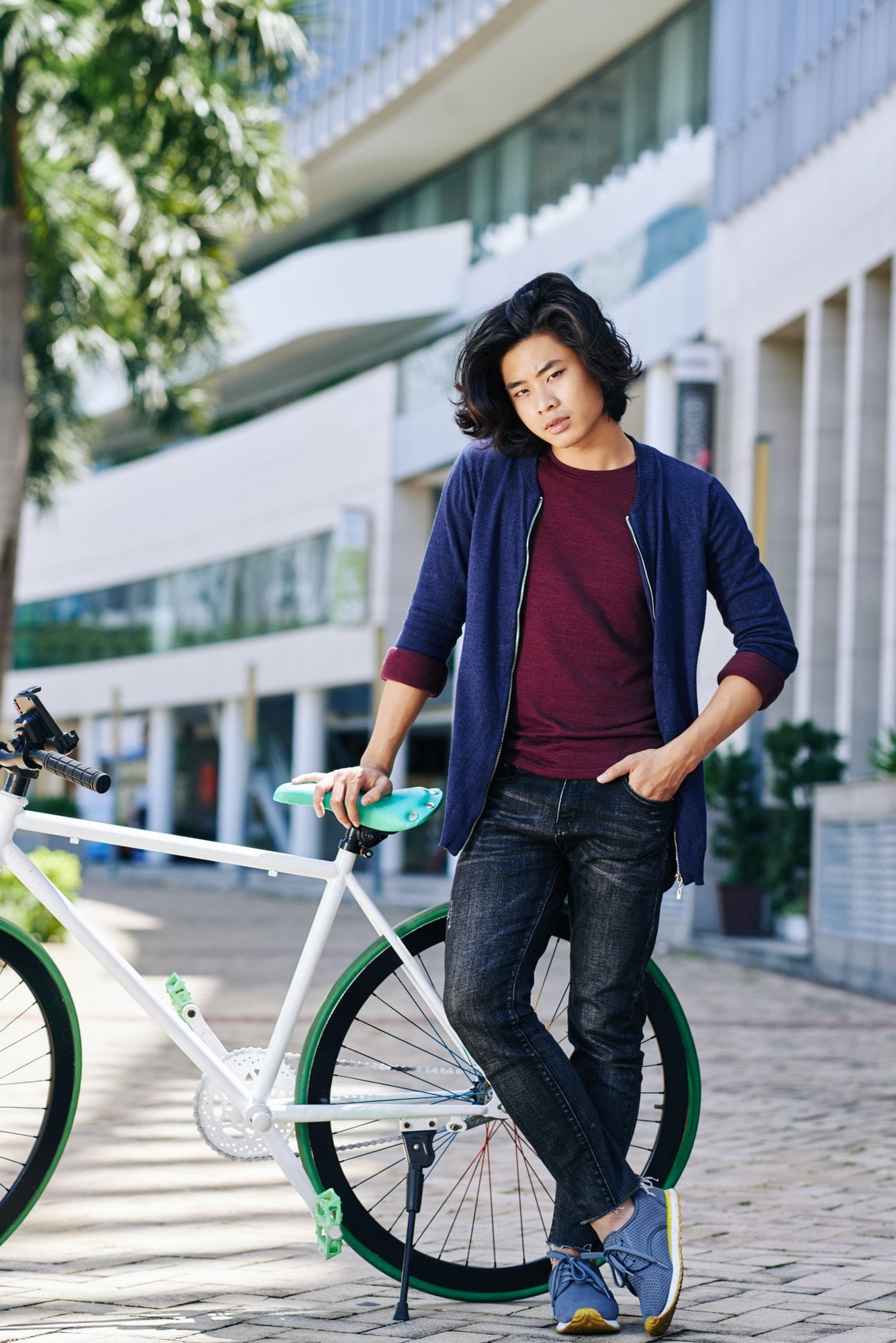 https://cleverseguros.co/wp-content/uploads/2020/06/man-with-bicycle.jpg