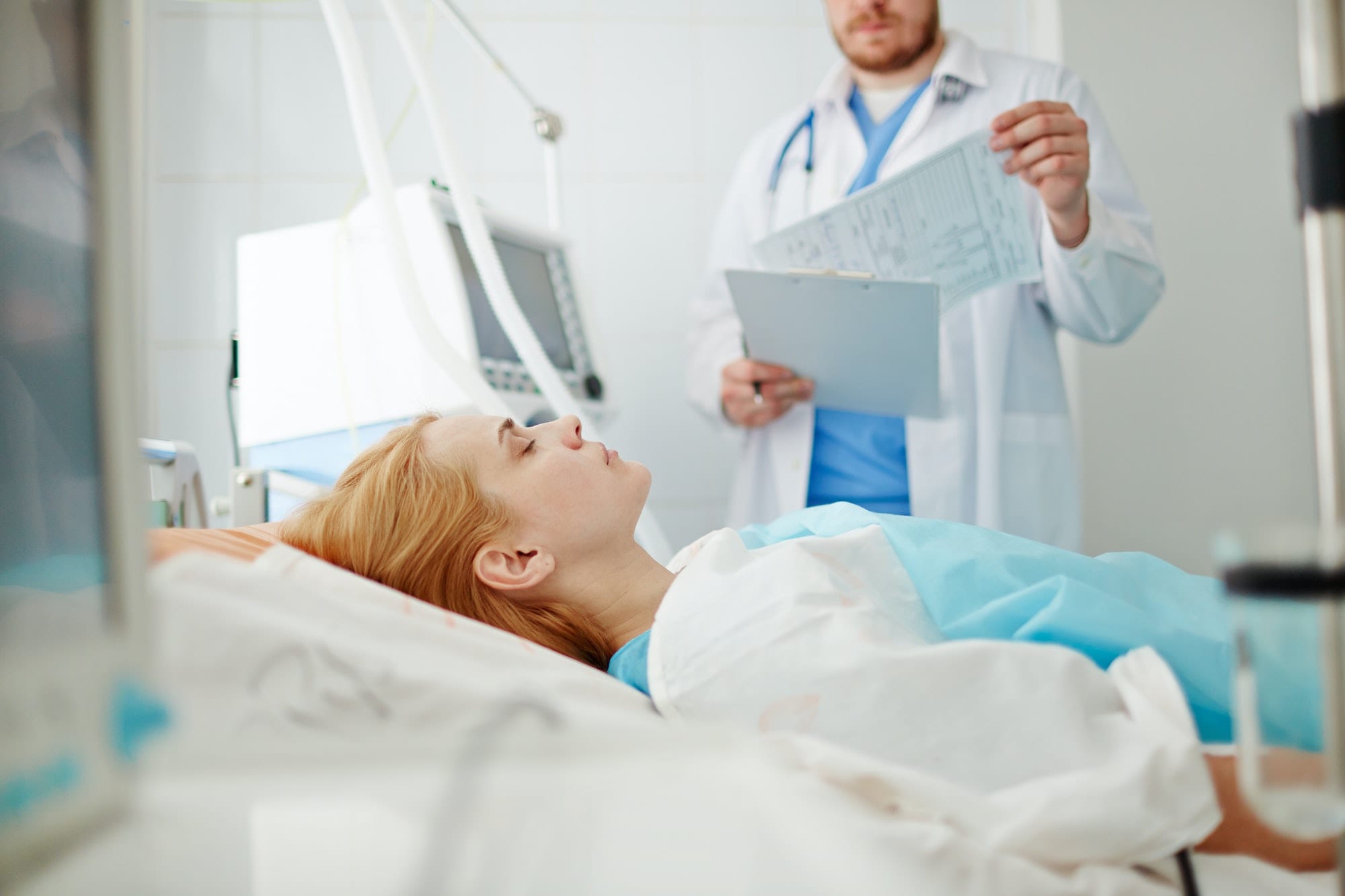 https://cleverseguros.co/wp-content/uploads/2020/06/patient-at-hospital.jpg