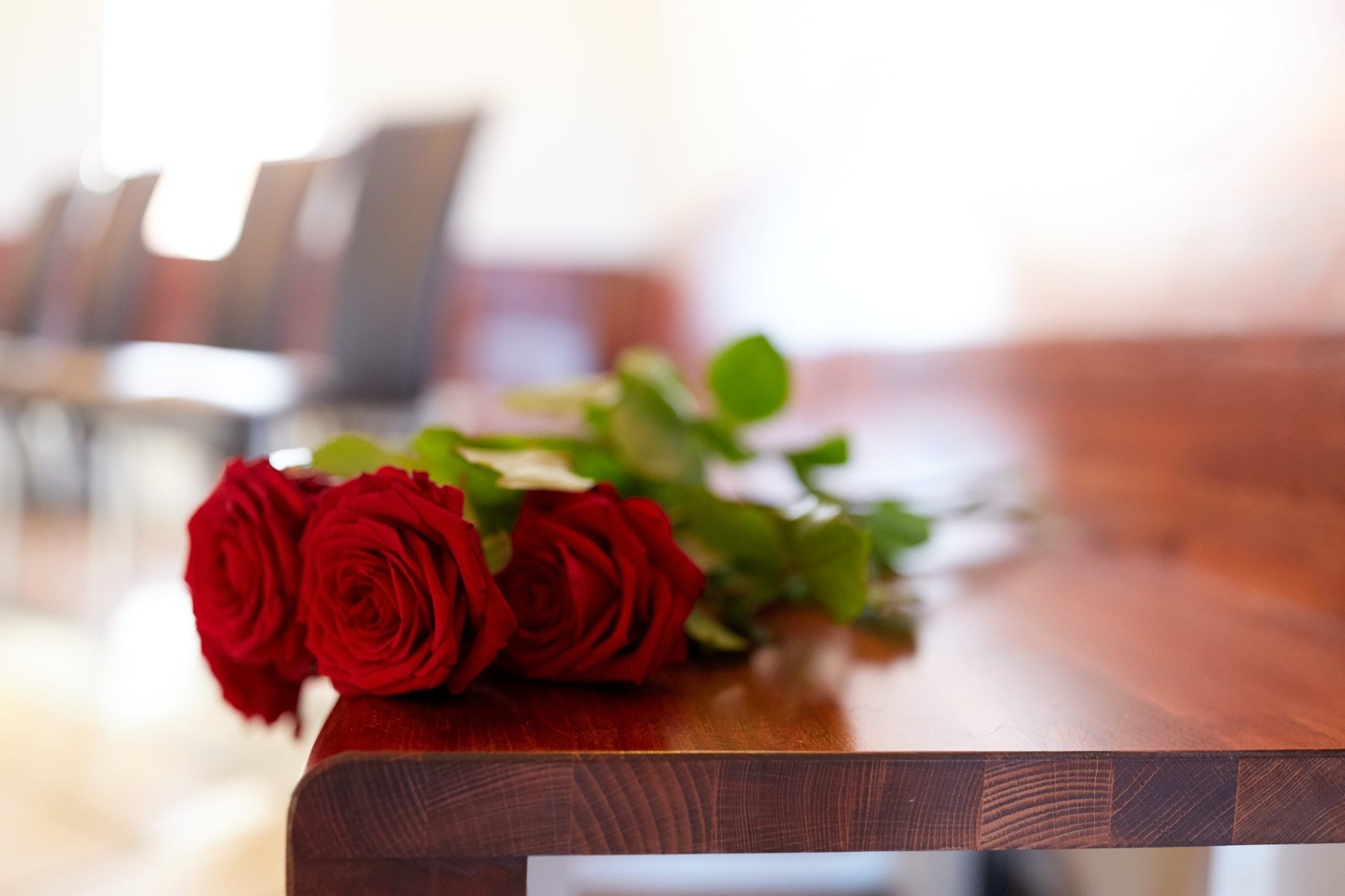 https://cleverseguros.co/wp-content/uploads/2020/06/red-roses-on-bench-at-funeral-in-church.jpg