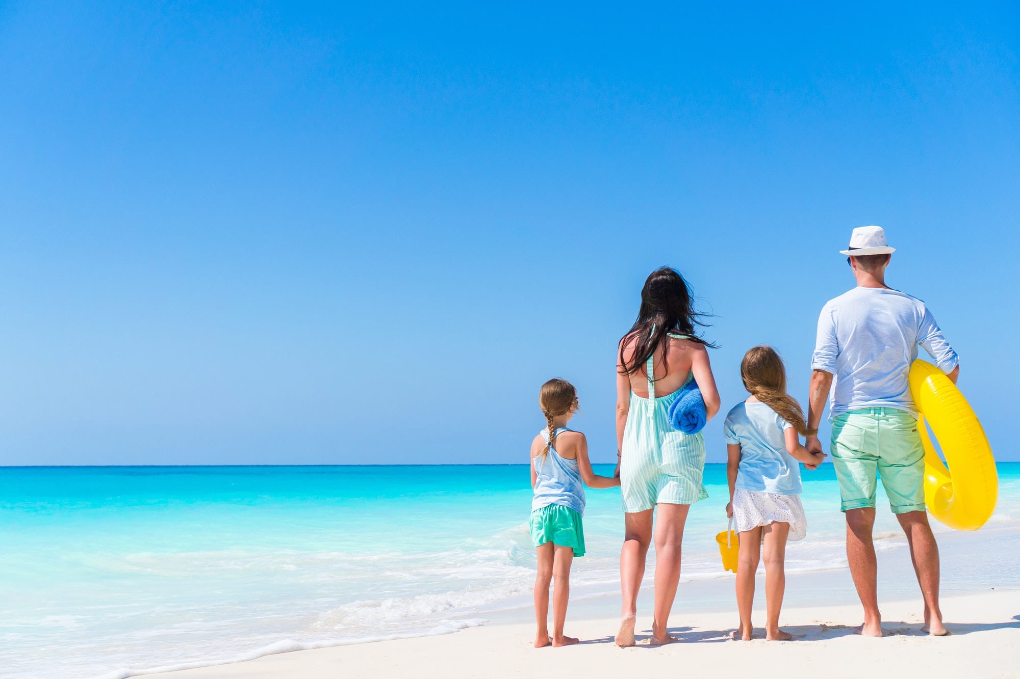 https://cleverseguros.co/wp-content/uploads/2020/06/young-family-on-vacation-on-the-beach-family-travel-concept.jpg