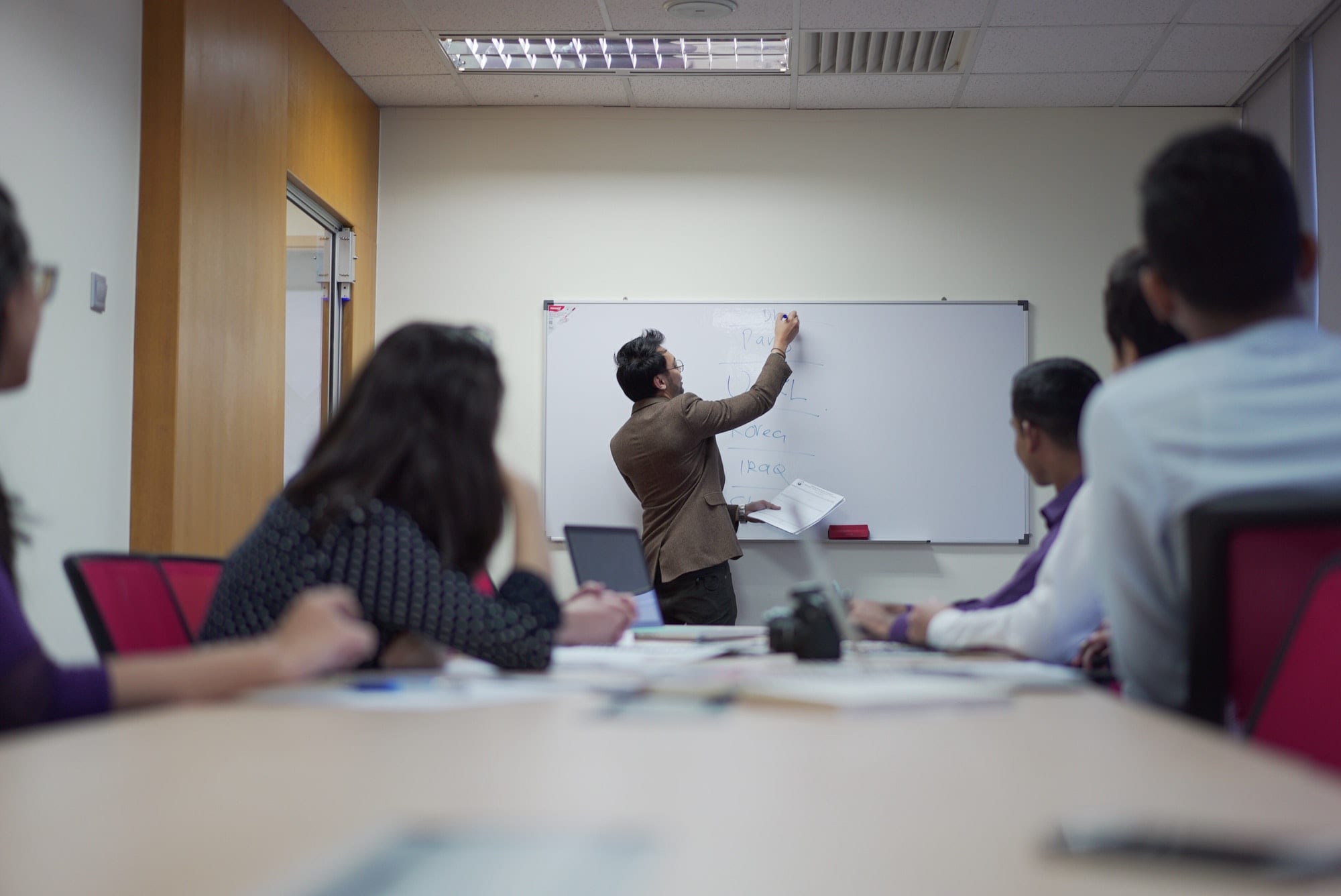 https://cleverseguros.co/wp-content/uploads/2020/07/class-discussion-at-university-kuala-lumpur.jpg