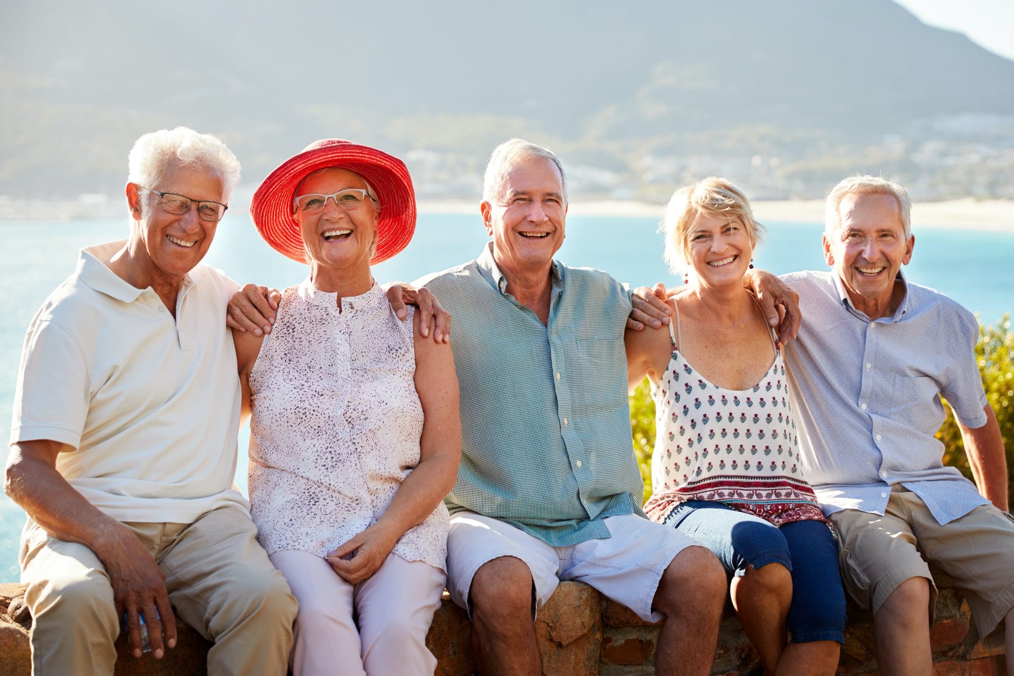 https://cleverseguros.co/wp-content/uploads/2020/07/portrait-of-senior-friends-visiting-tourist-landmark-on-group-vacation.jpg