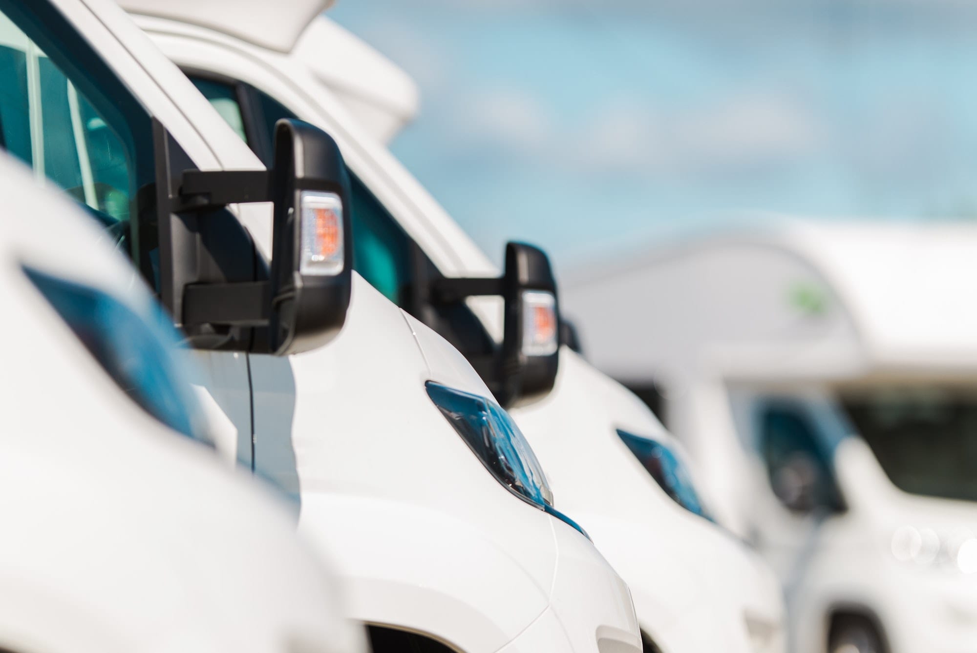 https://cleverseguros.co/wp-content/uploads/2020/07/row-of-camper-vans.jpg