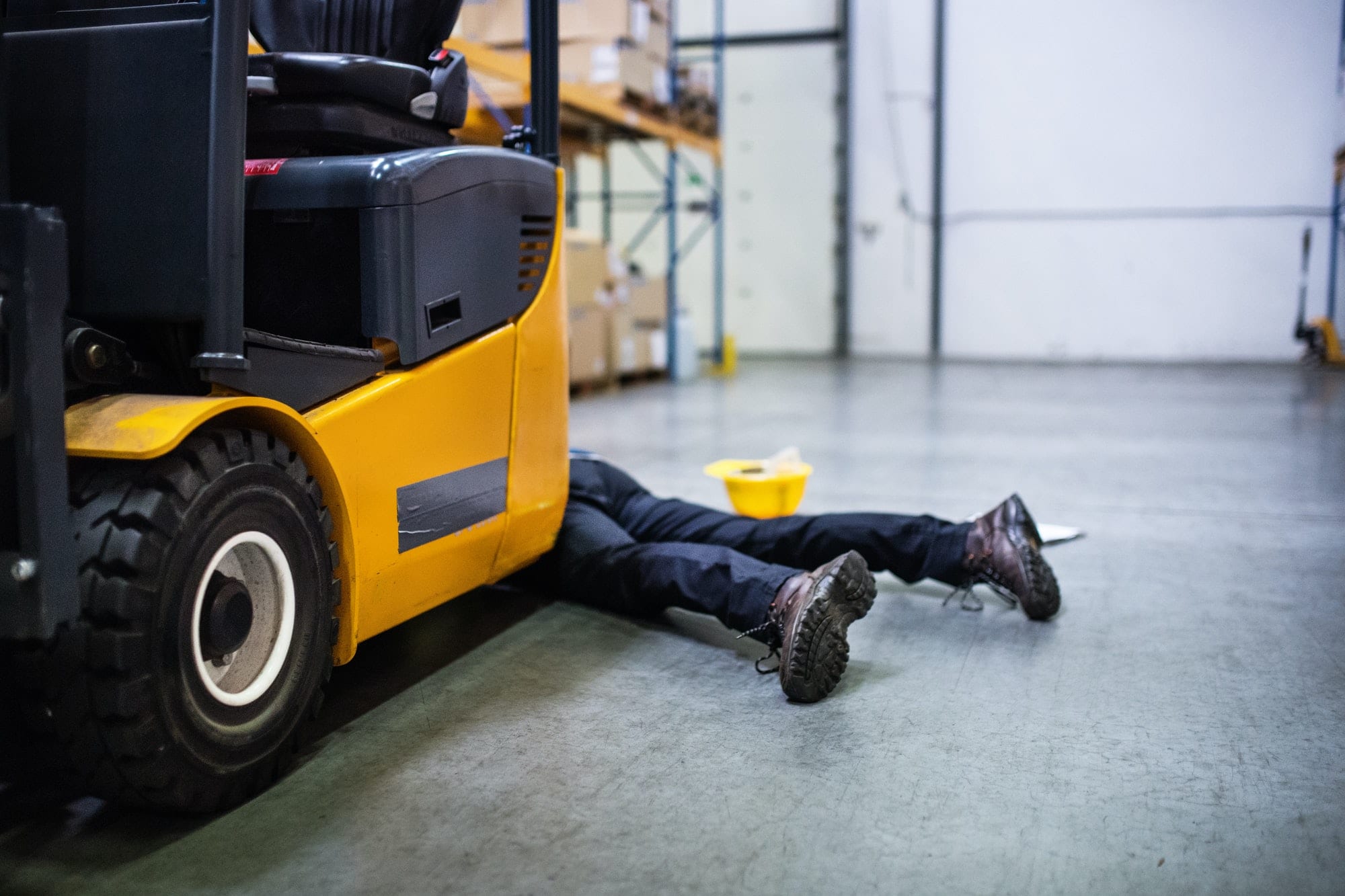 https://cleverseguros.co/wp-content/uploads/2020/07/warehouse-worker-after-an-accident-in-a-warehouse-.jpg