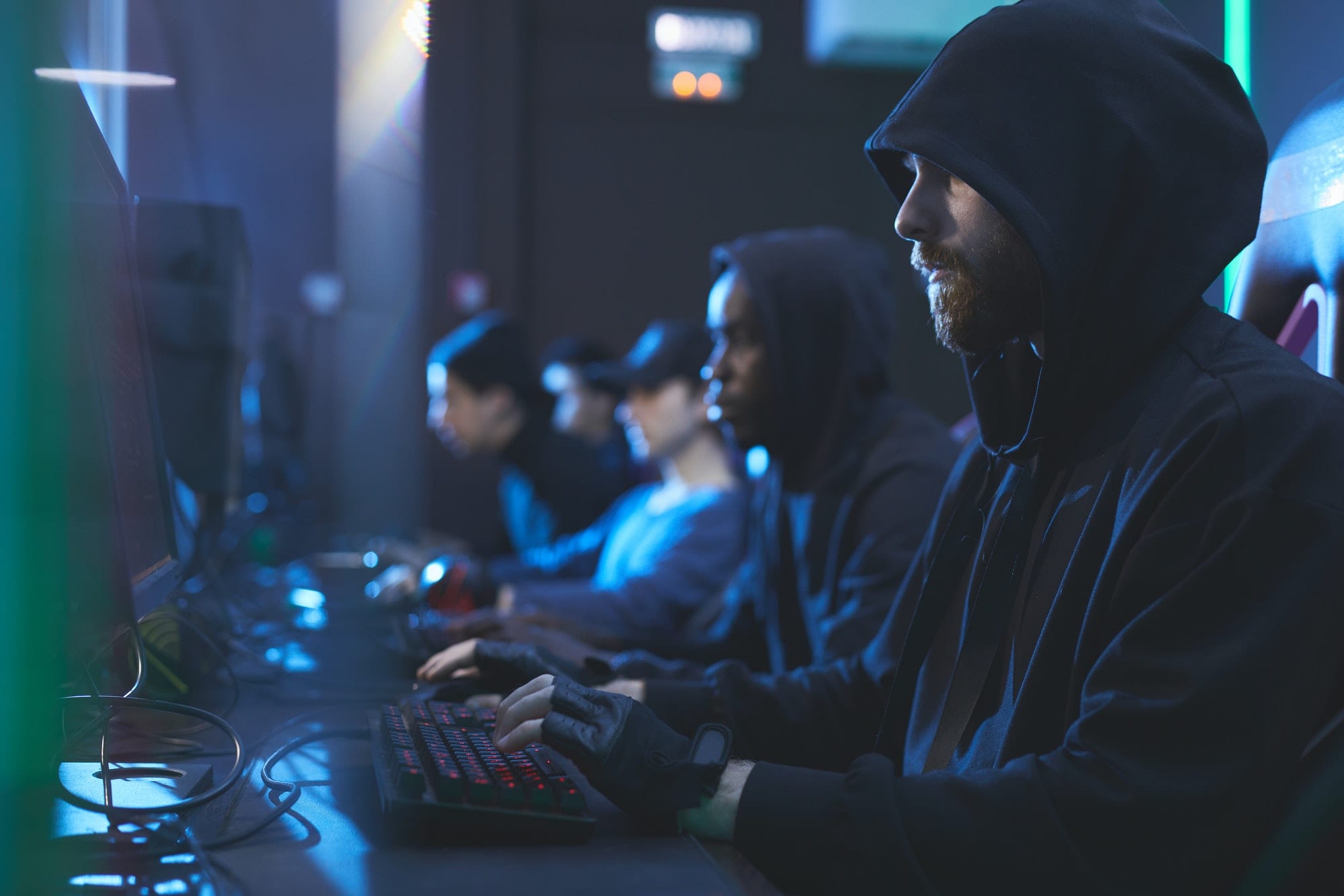 https://cleverseguros.co/wp-content/uploads/2020/07/young-hackers-using-computers.jpg